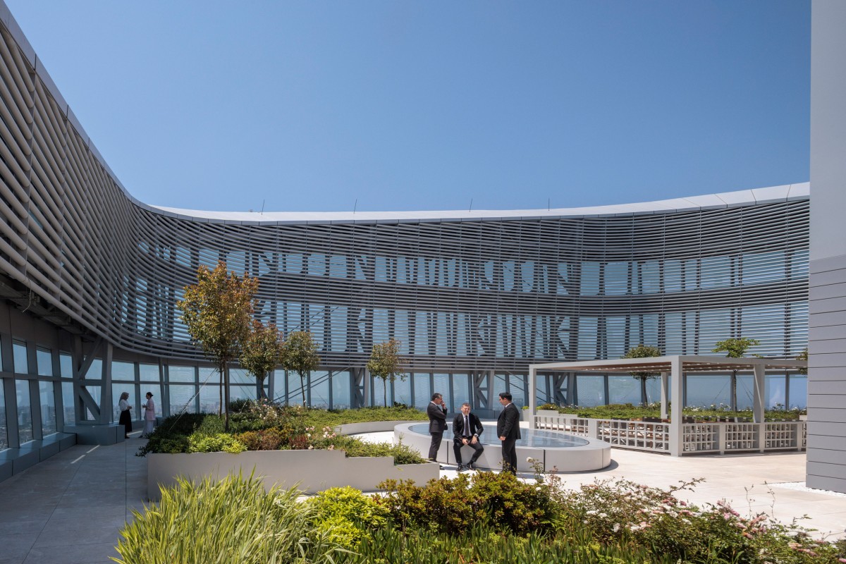 En la cubierta, amplias terrazas ajardinadas ofrecen espacios exteriores compartidos con vistas al distrito financiero.