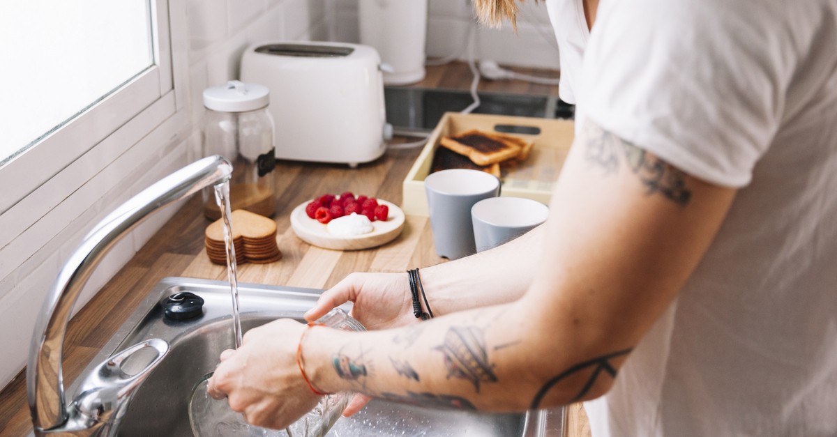 Lavare il piatti a mano