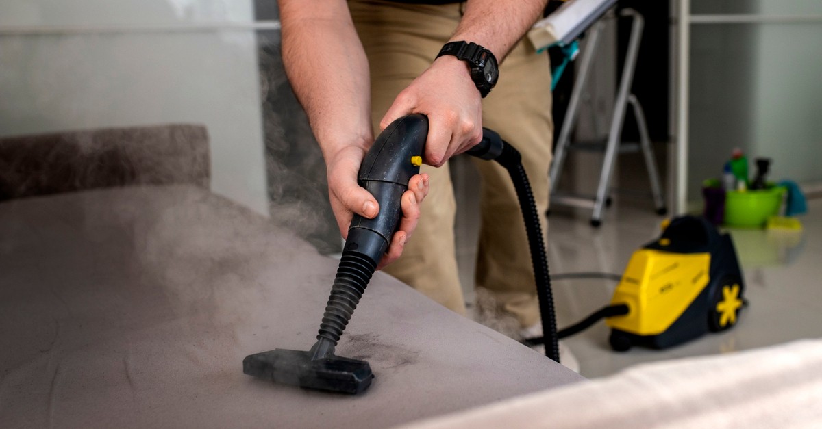 Pulire divani con vapore