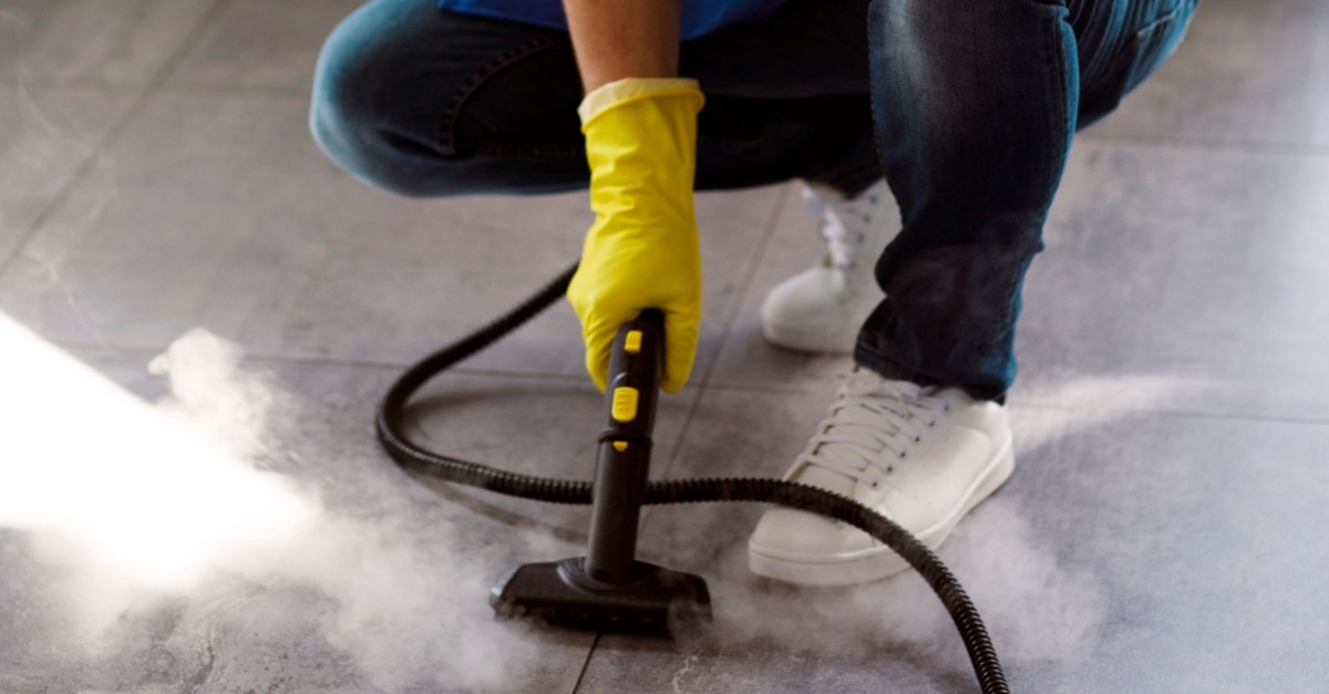 Pulire fughe e pavimenti con il vapore