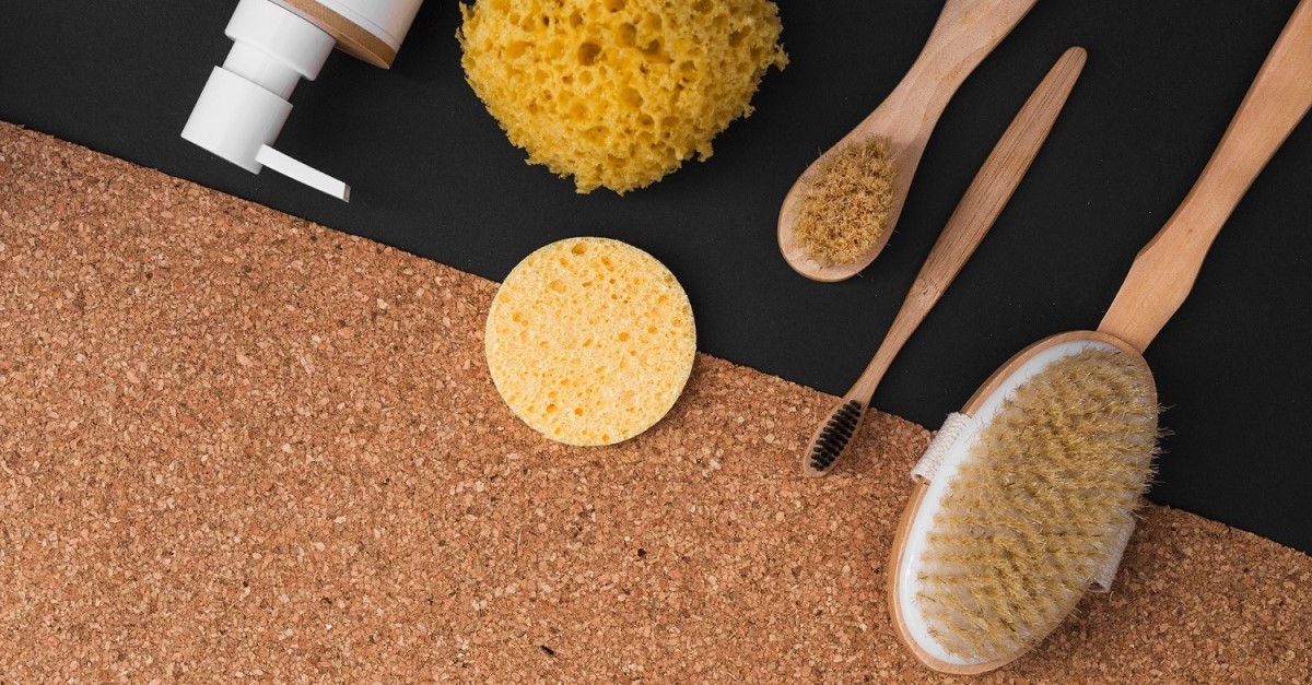 Un pavimento in sughero e dei prodotti per la pulizia