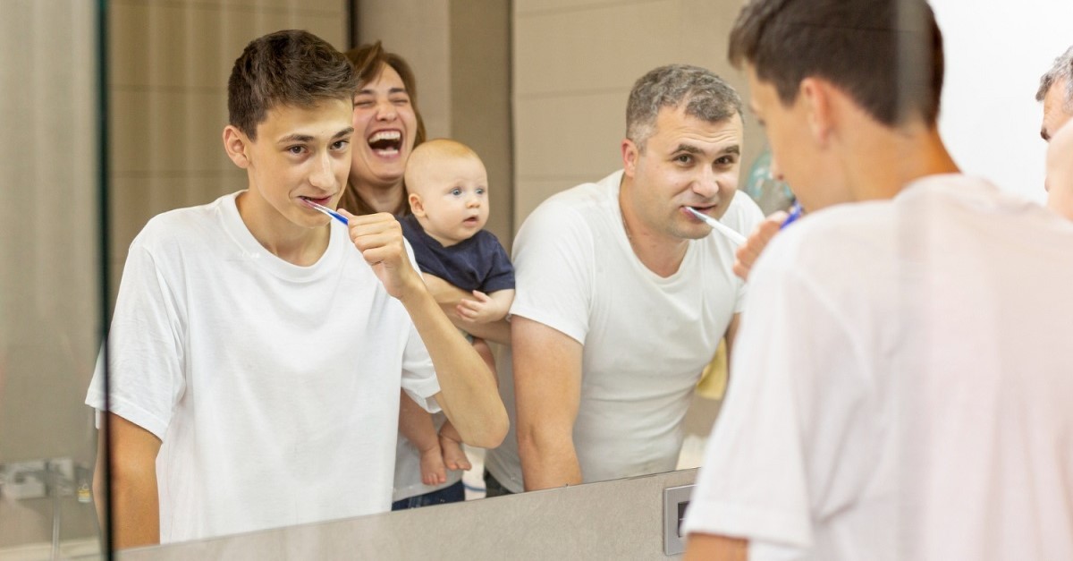Una famiglia in un bagno condiviso