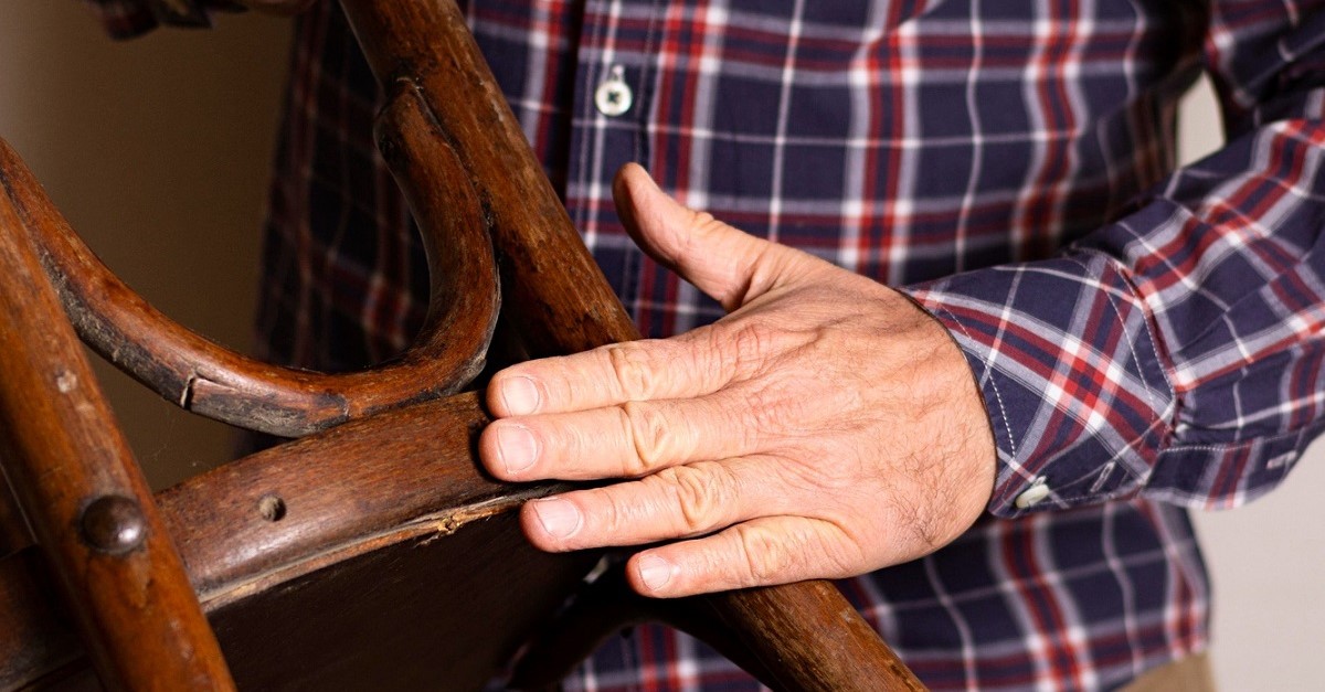 Pulizia di una sedia antica in legno