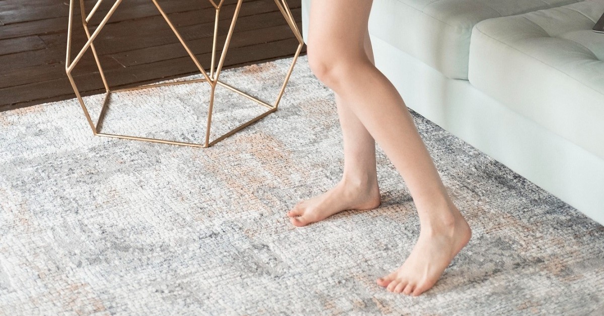 Persona a piedi scalzi su un tappeto imbottito