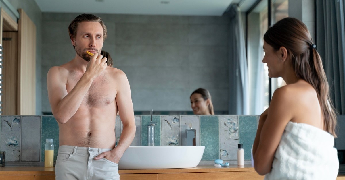 Due persone condividono il bagno
