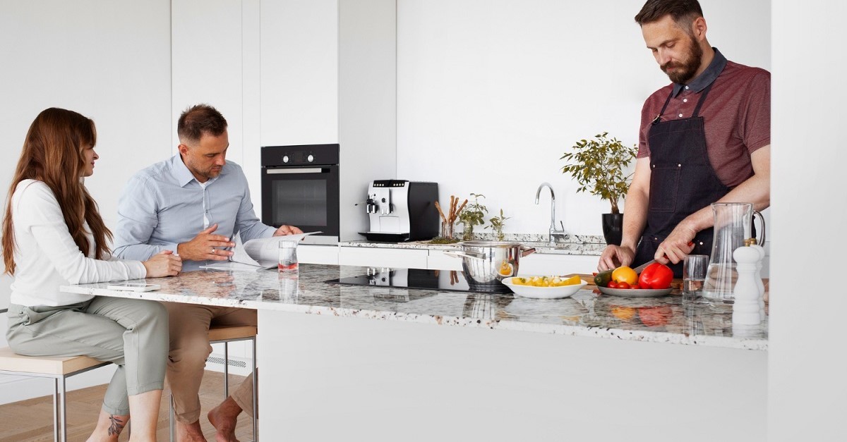 Una cucina con penisola