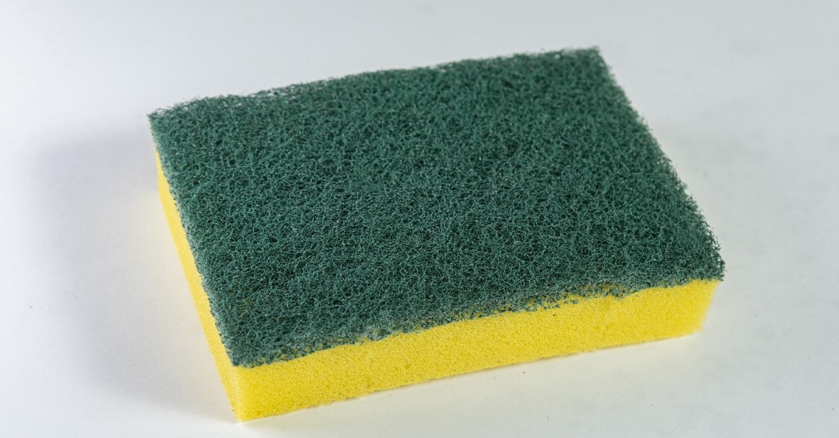 Una spugna da cucina su una superficie bianca