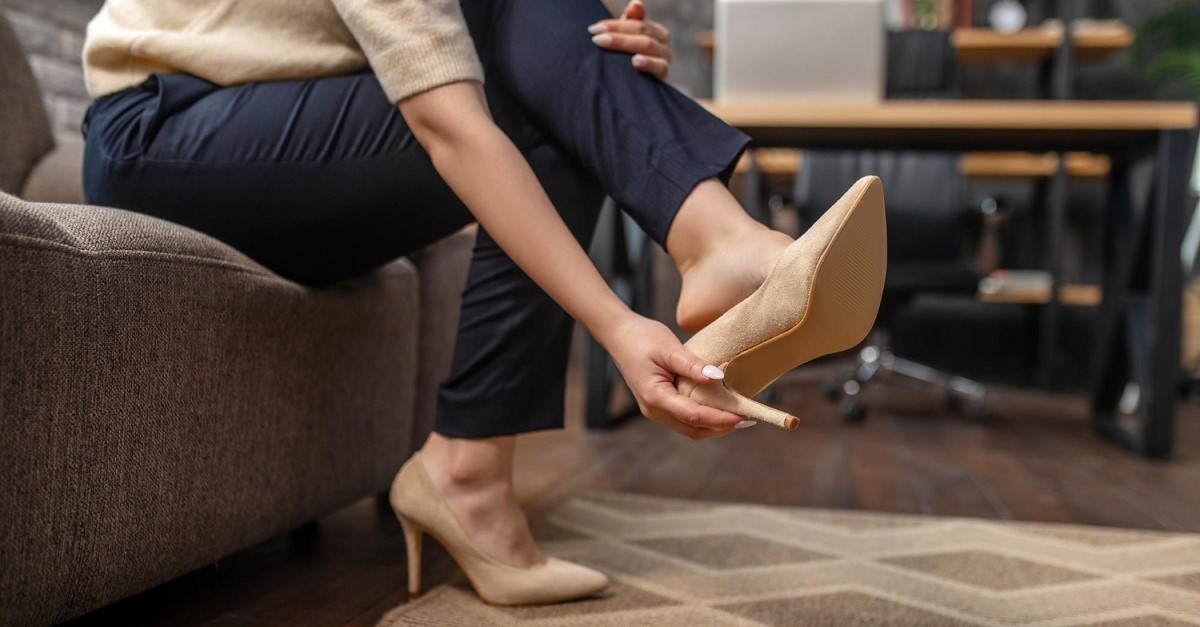 Donna con le scarpe coi tacchi sul tappeto