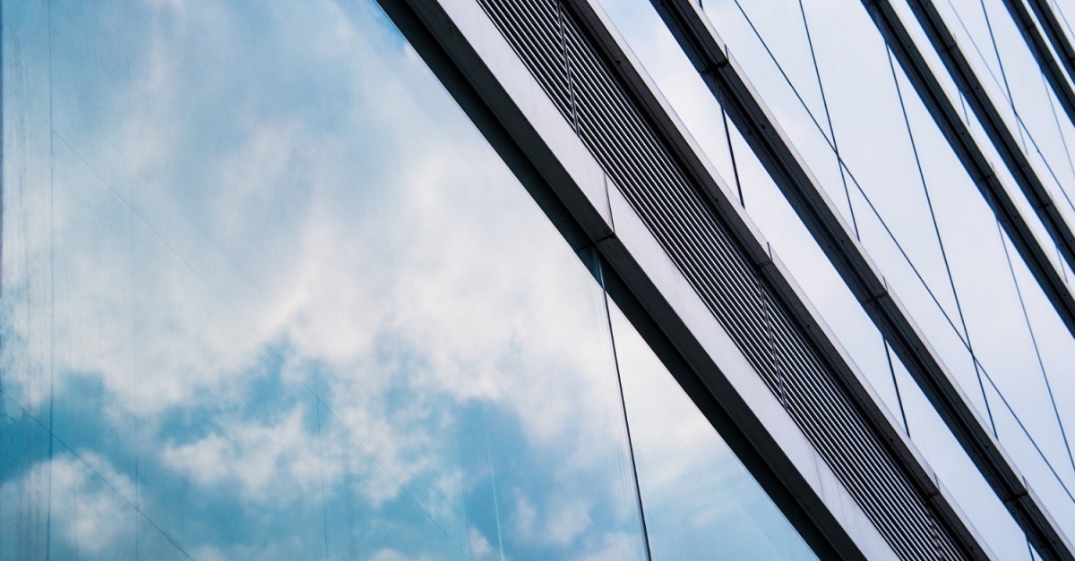 Effetto specchio sulla vetrata esterna di un palazzo