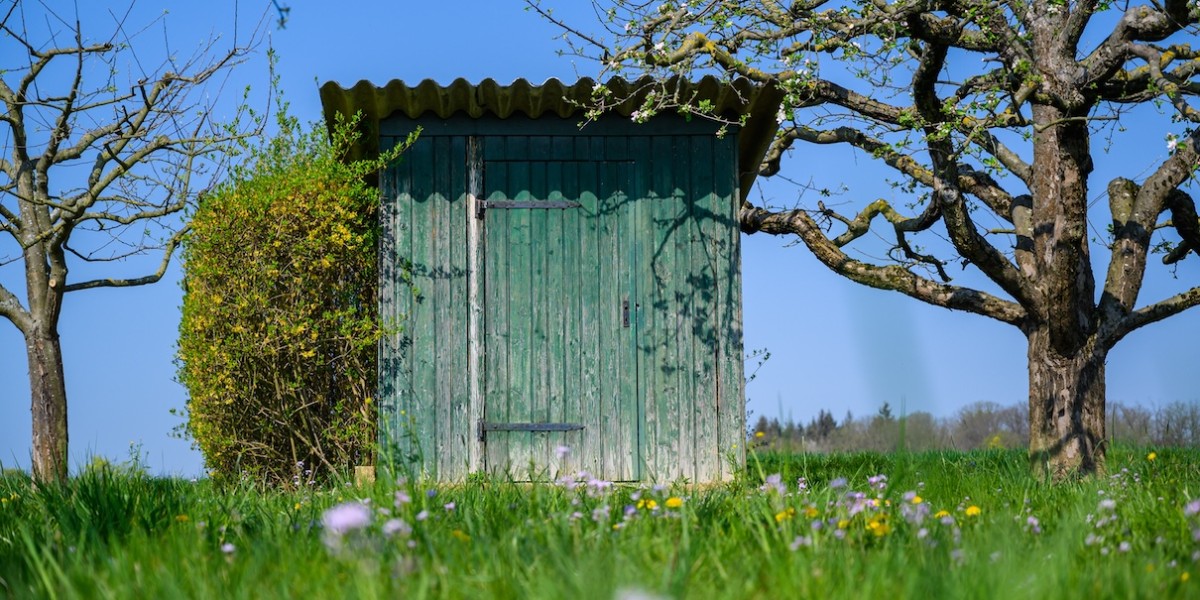 Casetta in legno di circa 6-10 mq, con finiture naturali