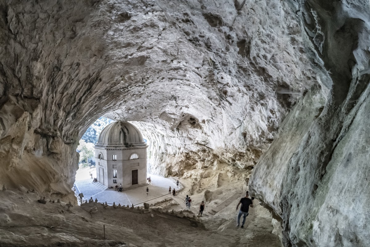 the biggest cave in Italy
