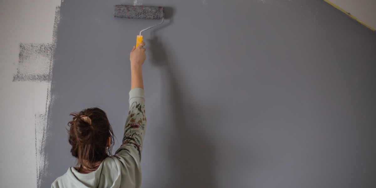 dipingere una parete di nero 