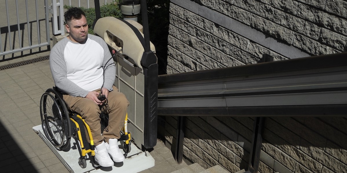 Montascale su scala interna abitazione moderna