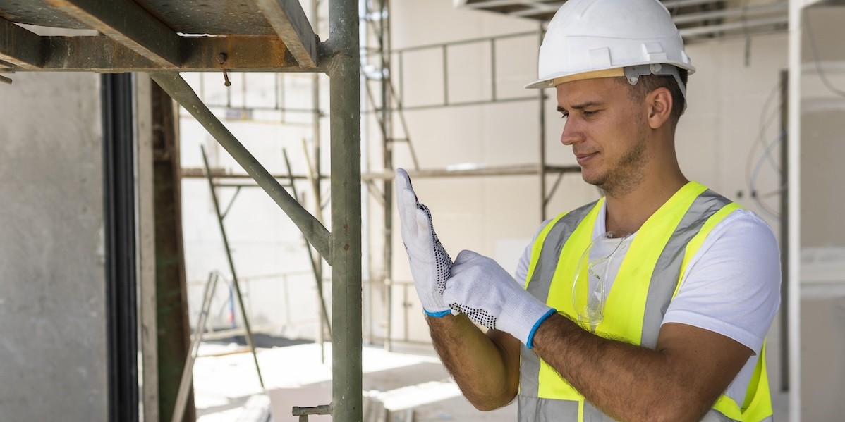 Operai al lavoro per un intervento di manutenzione straordinaria sui balconi