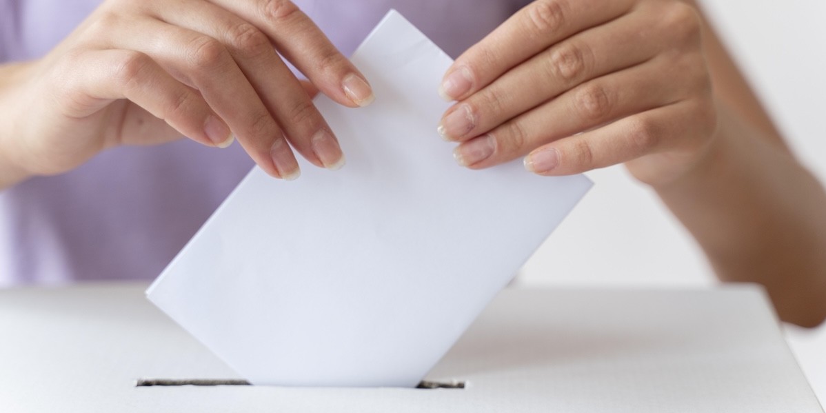 Persona che colloca la propria scheda elettorale nell’urna