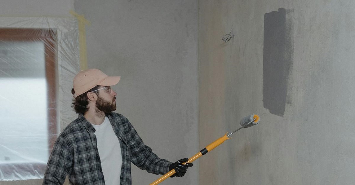Applicazione di vernice su un muro