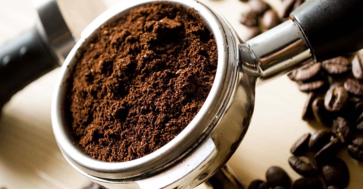 polvere di caffè nel filtro