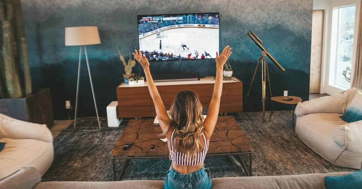 Una donna guarda una partita in TV