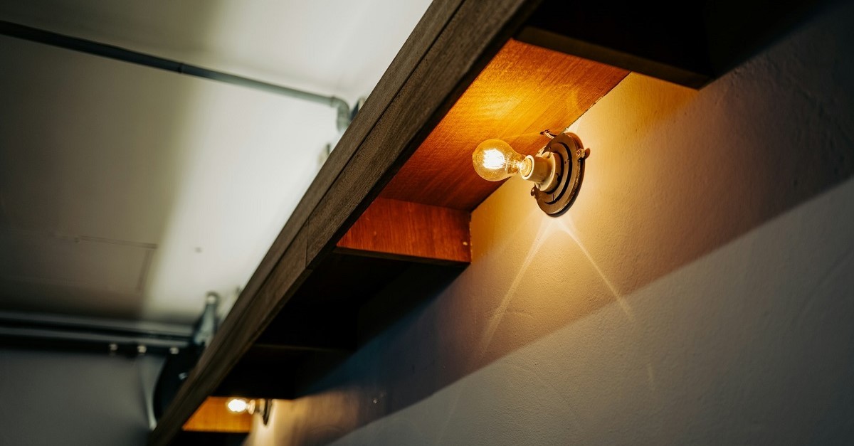 Luci distribuite lungo una parete