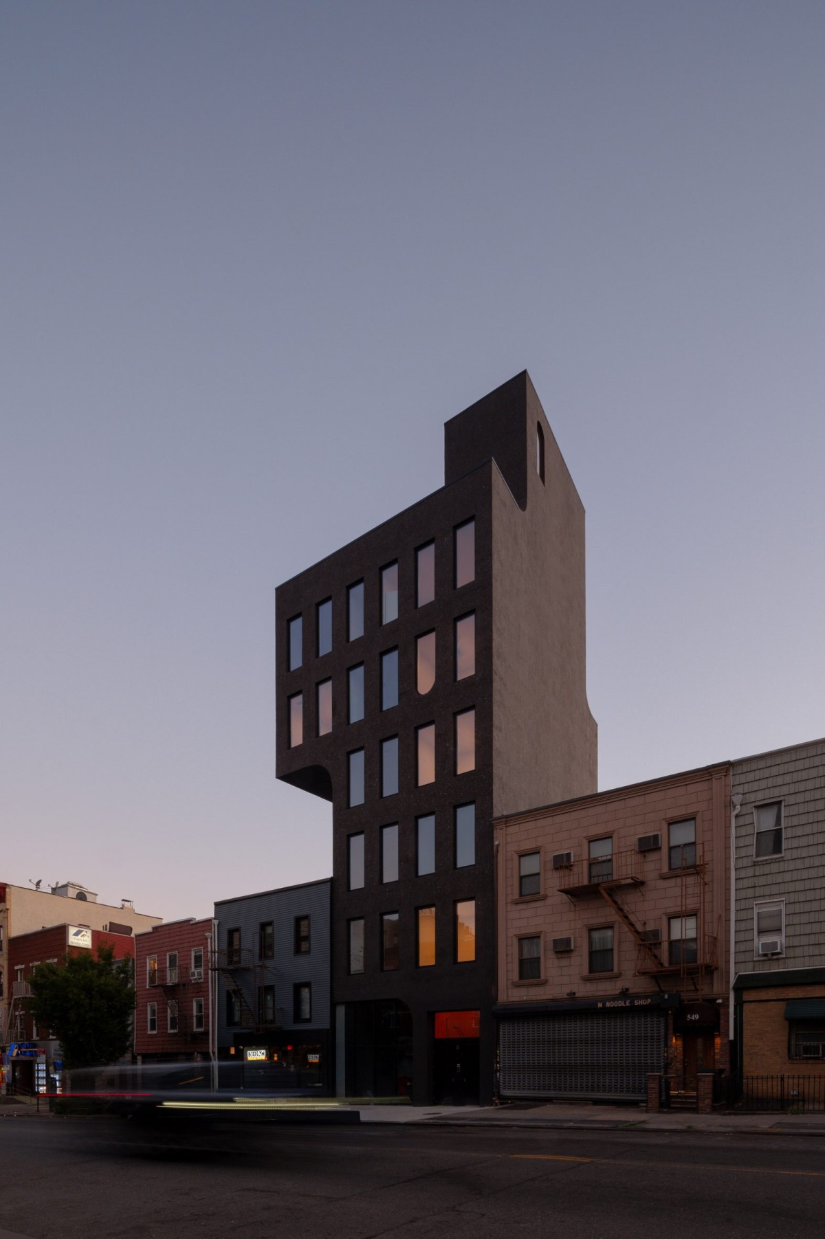 L'edificio si sviluppa verso l'alto mediante un volume a sbalzo che si estende lateralmente