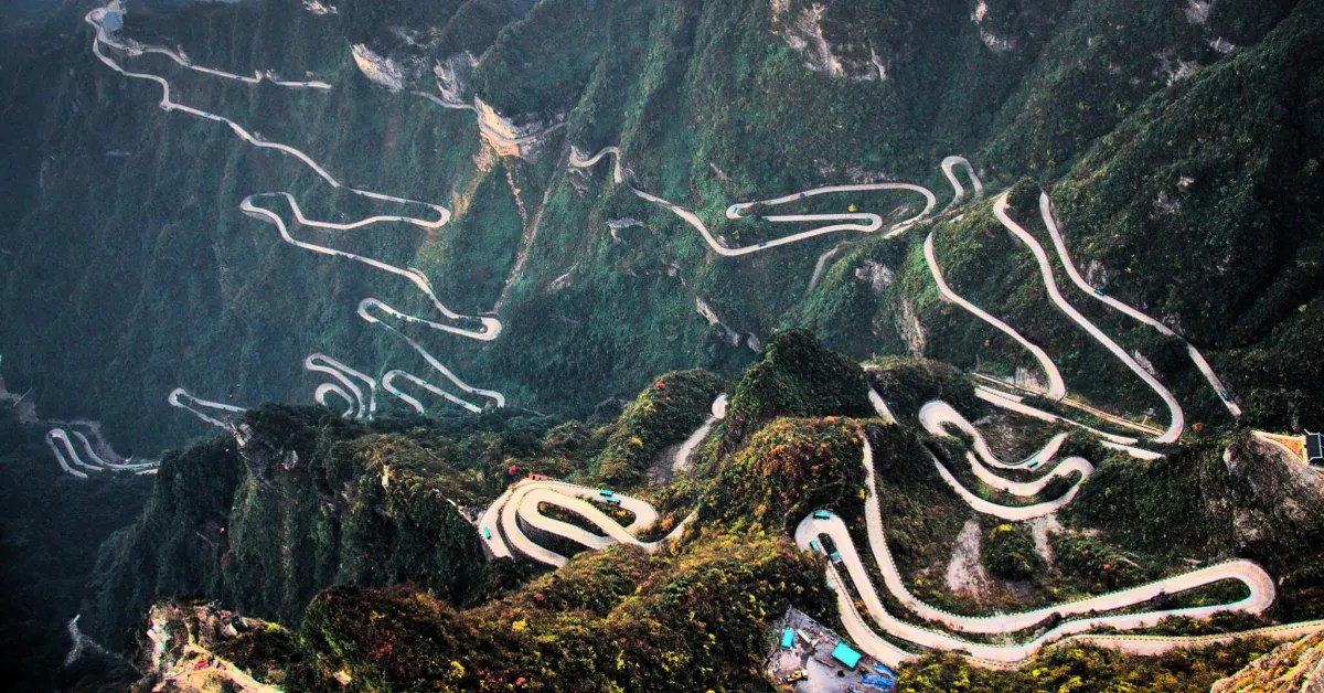 Veduta generale di Tianmen Road con le sue 99 curve