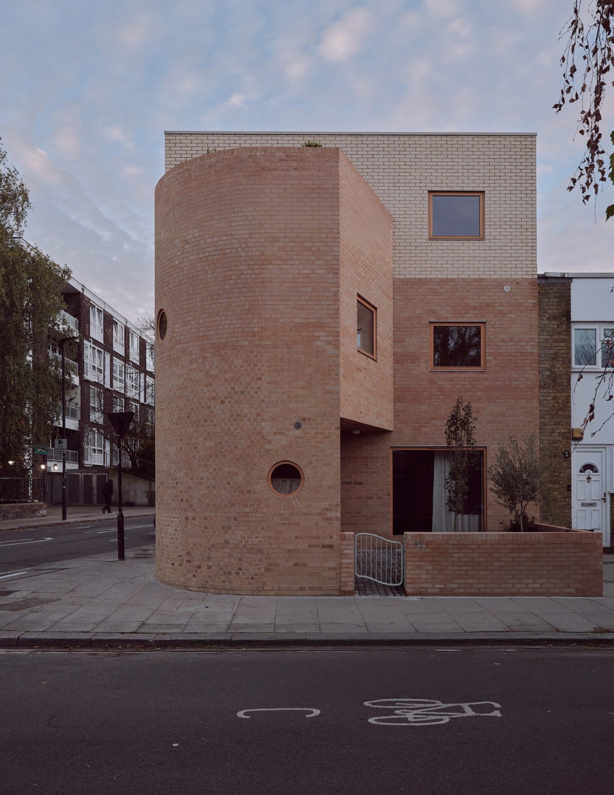 La sua conformazione irregolare permette di trasformare un anonimo angolo urbano in un elemento architettonico distintivo