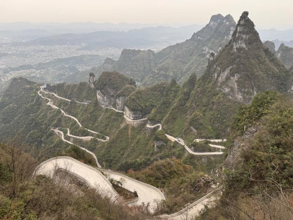 Veduta del pendio della strada di Tianmen