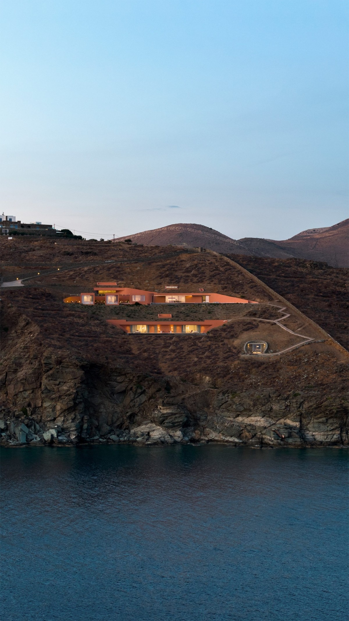 Se dio prioridad a la integración en el paisaje, creando una forma escalonada “anfiteatral” con vistas al mar Egeo.