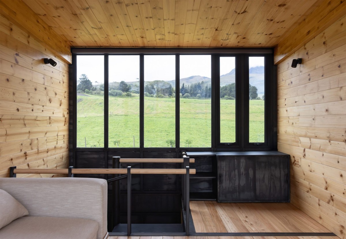 La zona giorno principale della casa si trova al secondo piano, che è progettato con un concetto open space