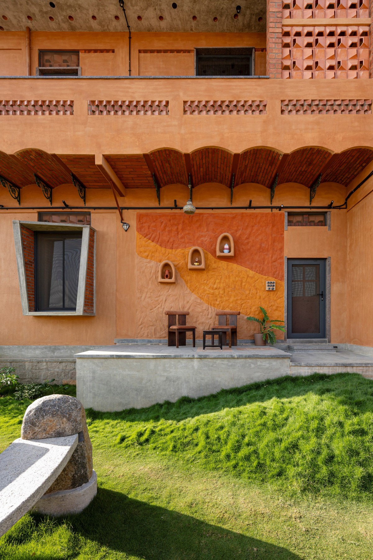 La estructura está construida con tierra compactada, terracota y piedra.
