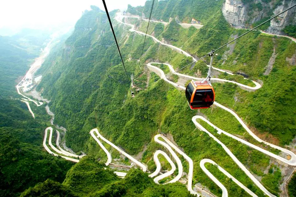 Il monte Tianmen con l'arco della Porta del Cielo e il sentiero a strapiombo sulla scogliera