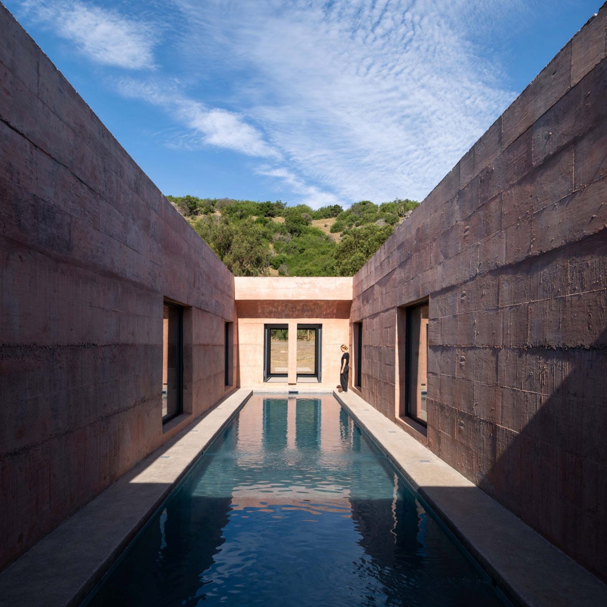 L'elemento centrale della casa è una piscina lineare che attraversa la pianta rettangolare, fungendo da patio longitudinale