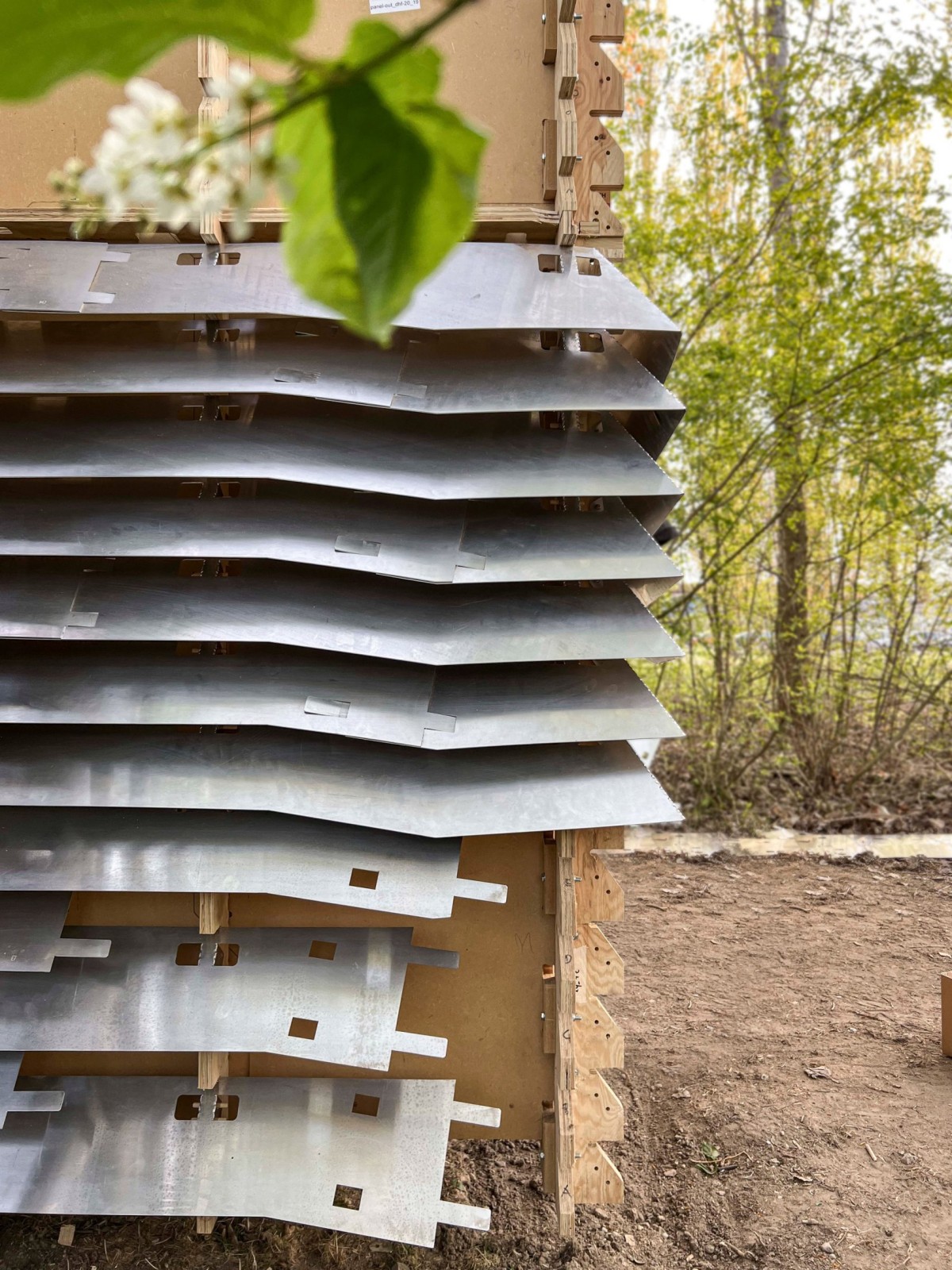 Il rivestimento in alluminio della casa è disposto in fasce orizzontali