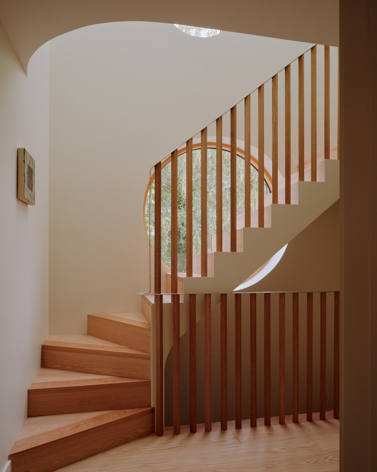 Uno degli elementi più notevoli è la scala, realizzata in rovere curvato e acciaio inossidabile