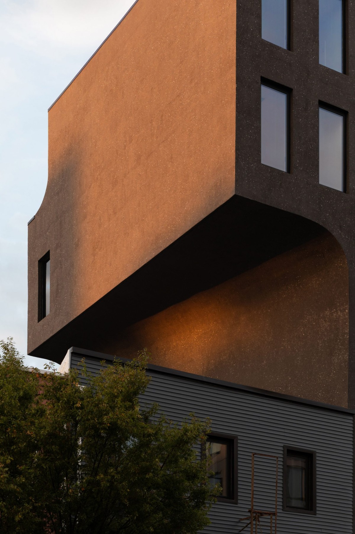 Per ammorbidire l'imponenza del volume, gli architetti hanno incorporato angoli arrotondati