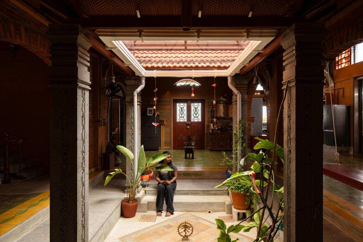 Un patio tradicional denominado mutram, ocupa el centro de la planta baja.