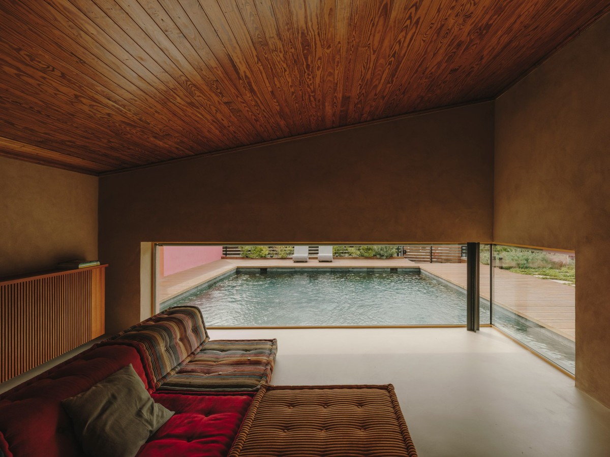 La finestra d'angolo che si affaccia sulla piscina, dove si può ammirare il colore magenta
