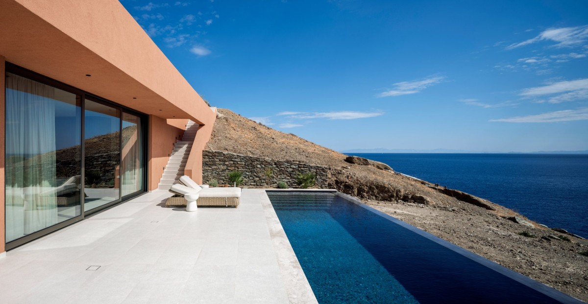 En el punto más alto del recinto hay una gran terraza con piscina.