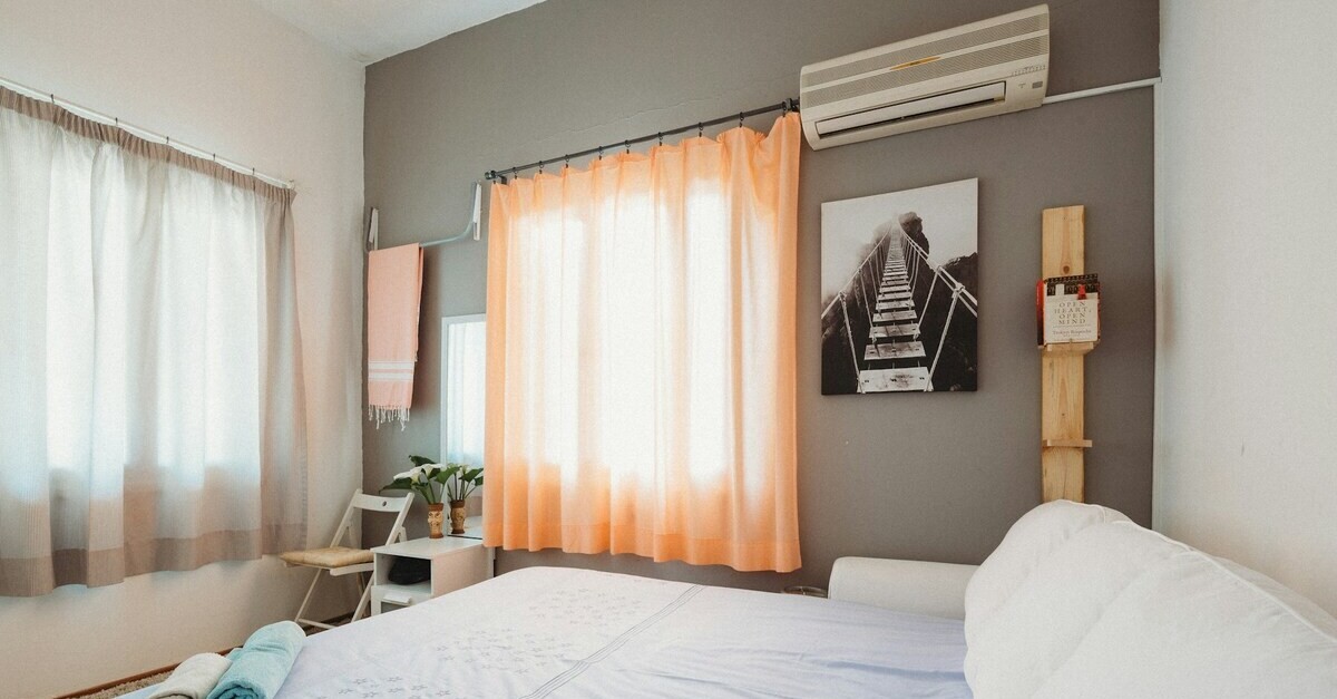 Condizionatore in una stanza da letto piccola