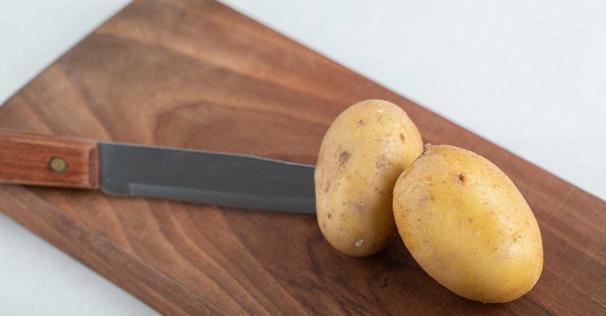 Due patate su tagliere di legno