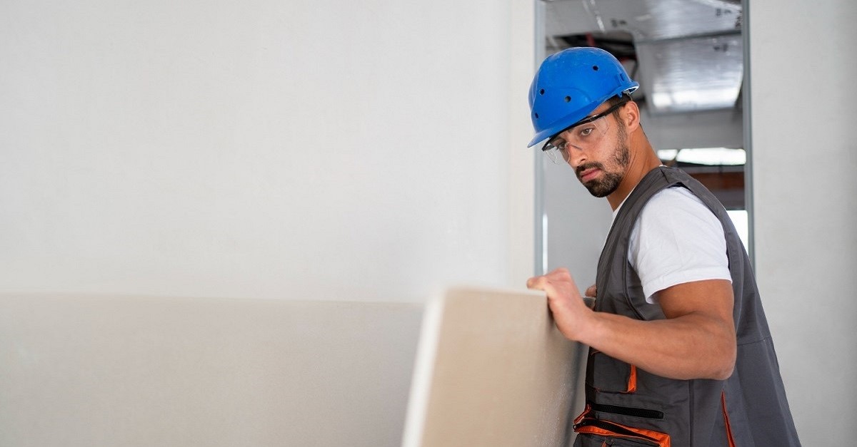 Un operaio con casco e occhiali di sicurezza