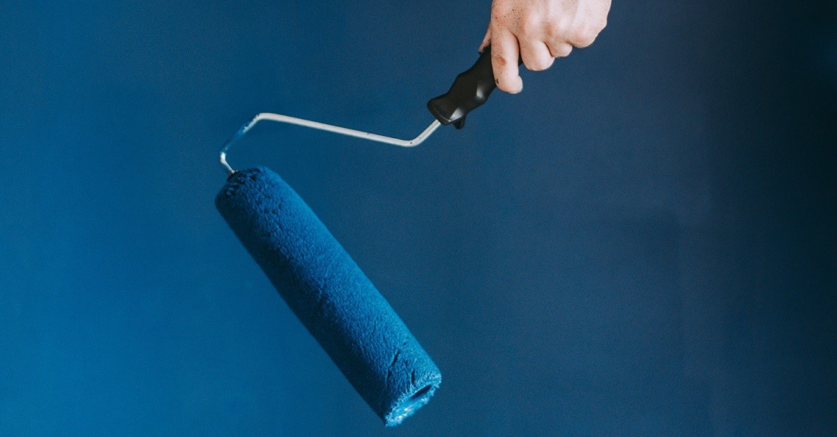 Rullo con vernice blu