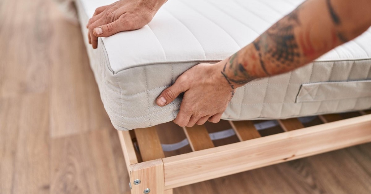 Letto in legno con telaio basso