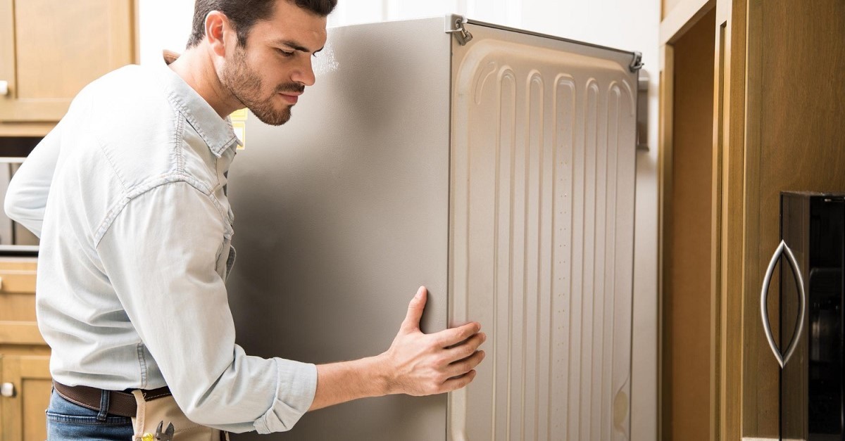 Spostamento del frigo per raggiungere la vaschetta di raccolta