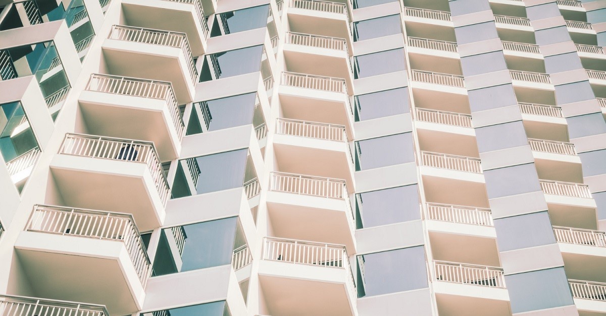 Edificio con balconi a sbalzo