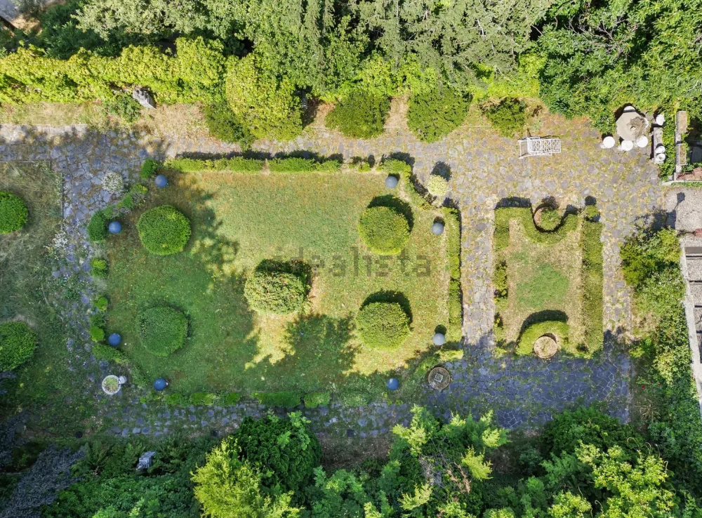 villa con giardino