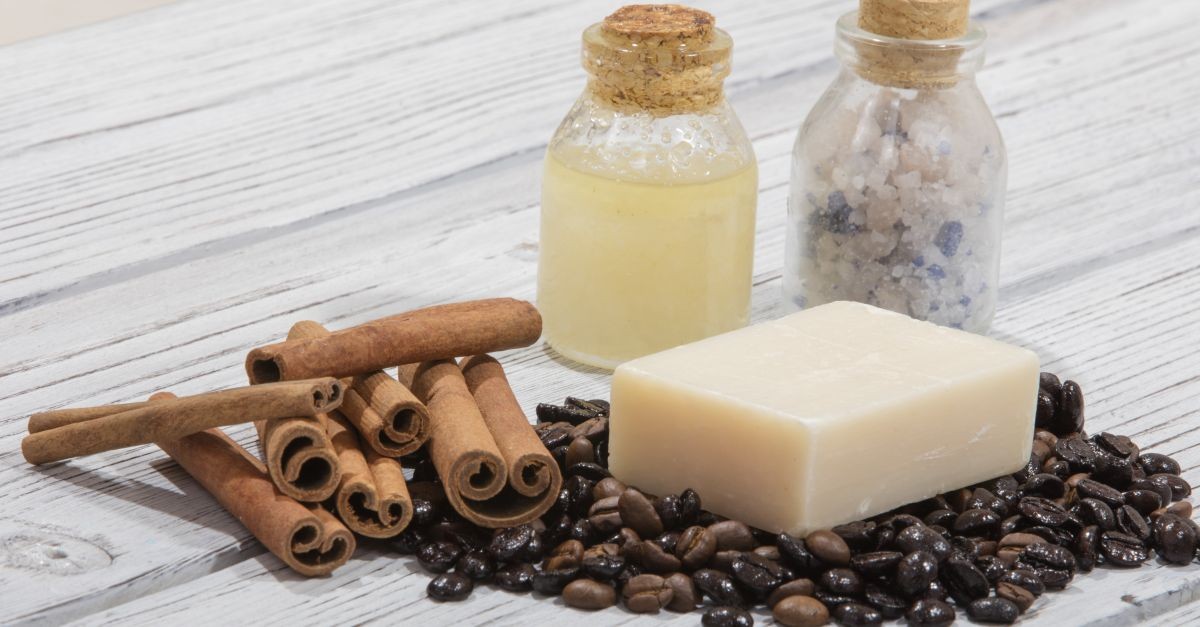 bastoncini di cannella con sapone fatto in casa e chicchi di caffè