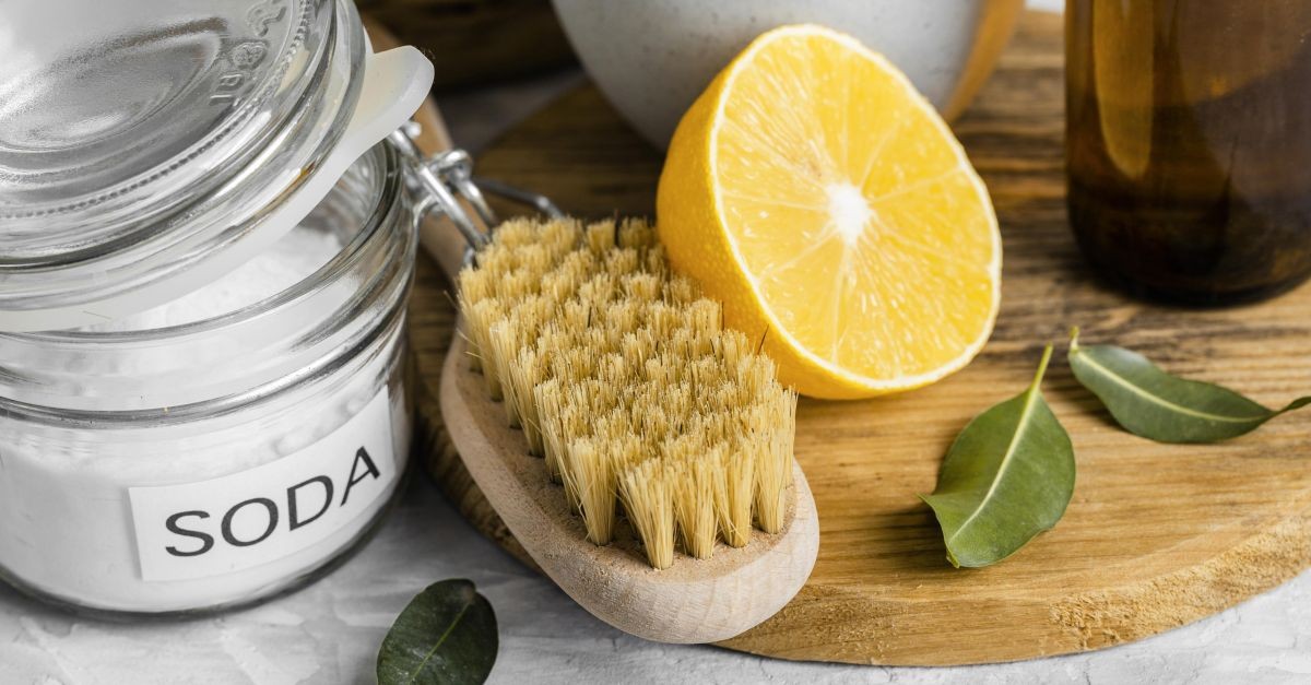 bicarbonato con limone e una spazzolina