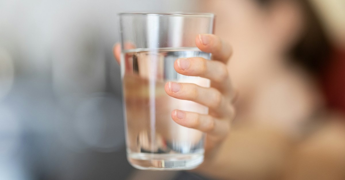 Un bicchiere pieno d'acqua