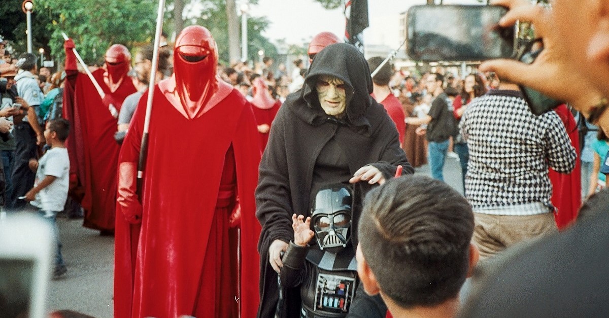 Adulti e bambini vestiti da personaggi di Guerre Stellari